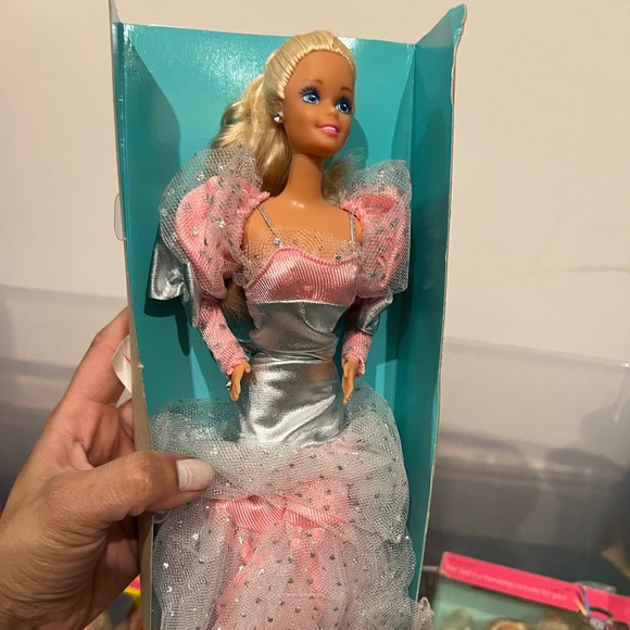 7 CLASSIC BARBIES IN A BOX PACKED LIMITED EDITION - Picture 2 of 7
